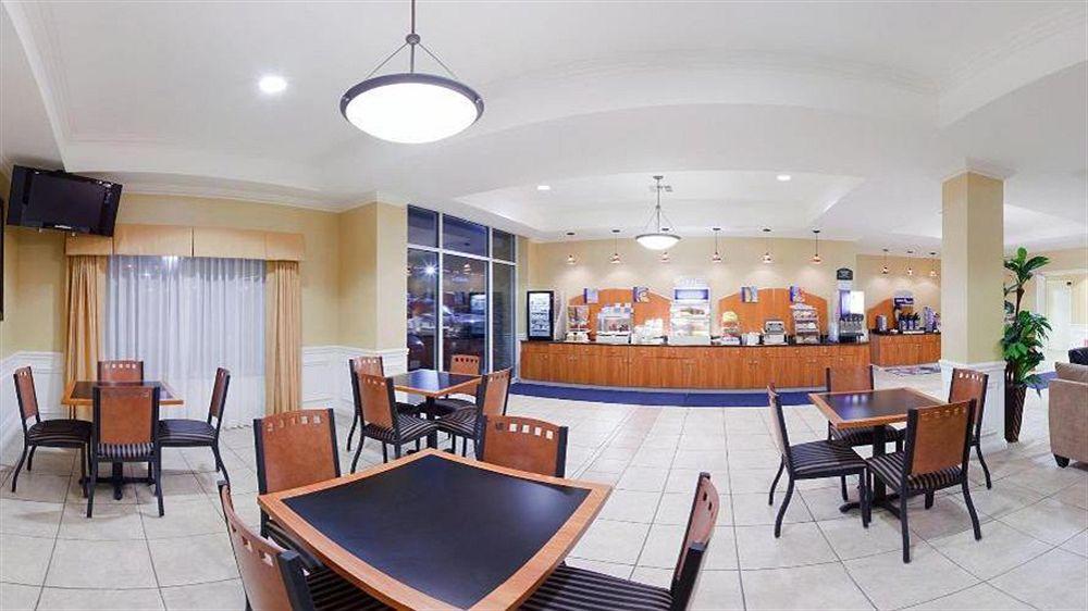 Holiday Inn Express Hotel & Suites Wichita Airport By Ihg Exterior foto
