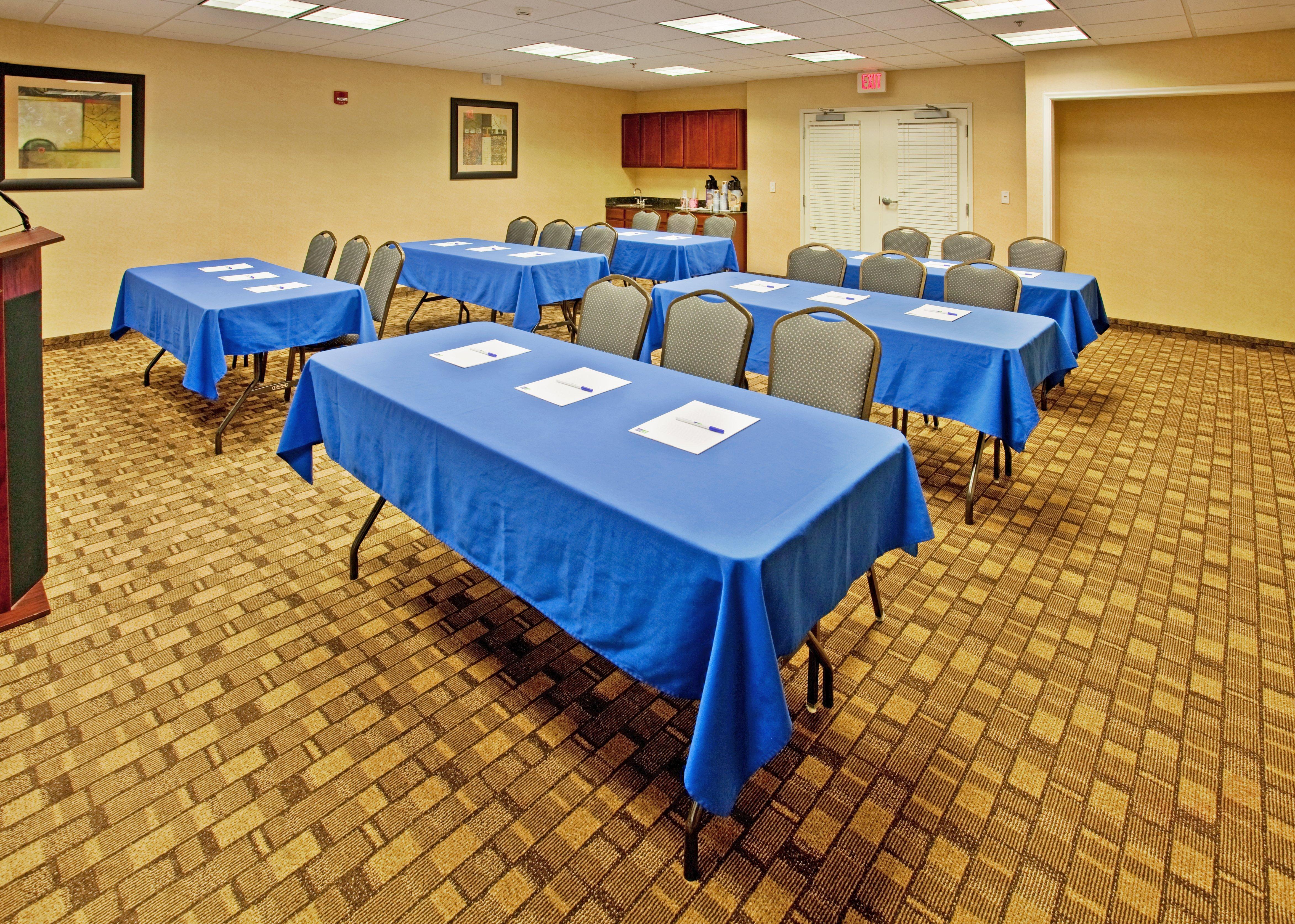 Holiday Inn Express Hotel & Suites Wichita Airport By Ihg Exterior foto
