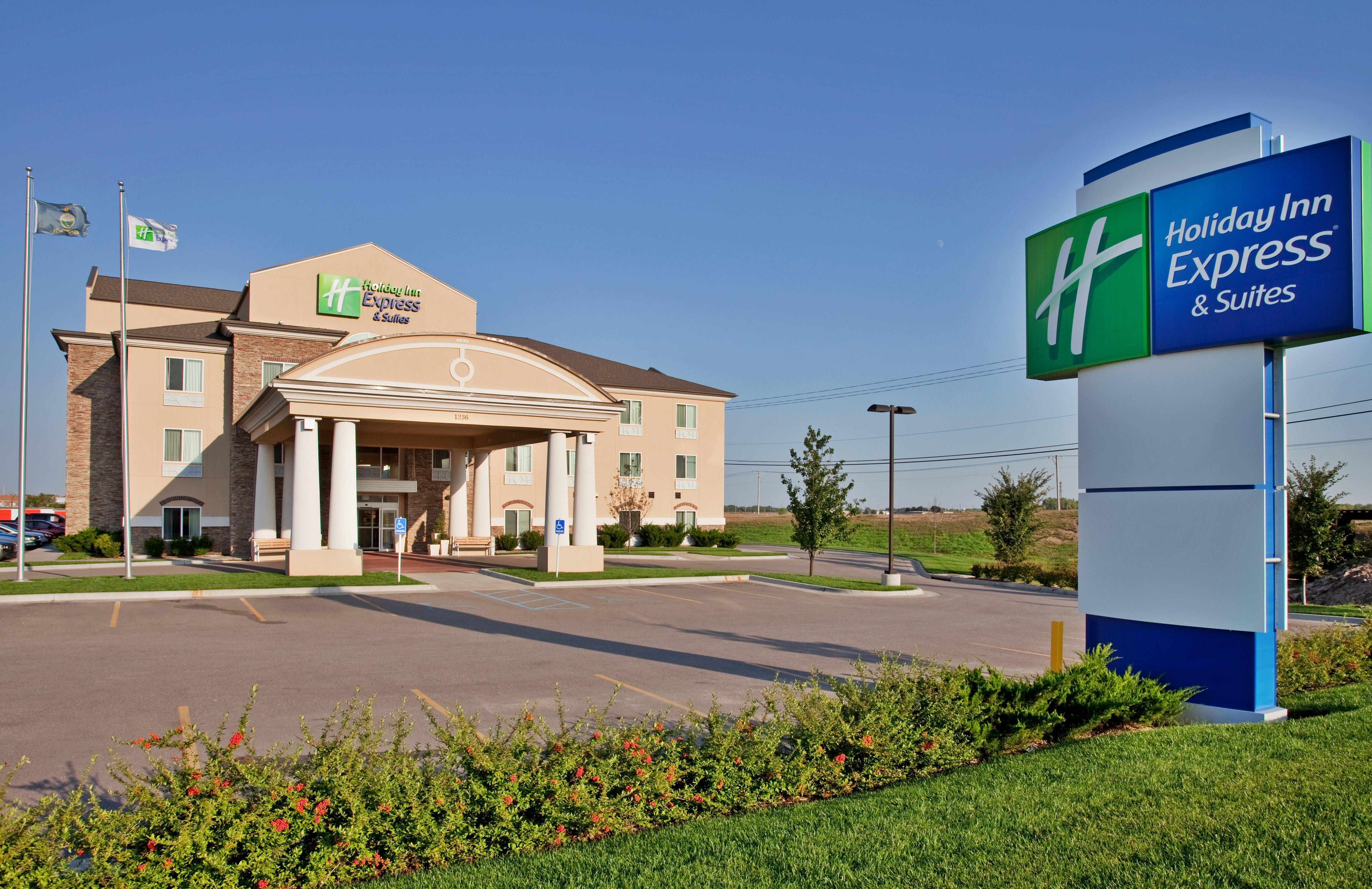 Holiday Inn Express Hotel & Suites Wichita Airport By Ihg Exterior foto