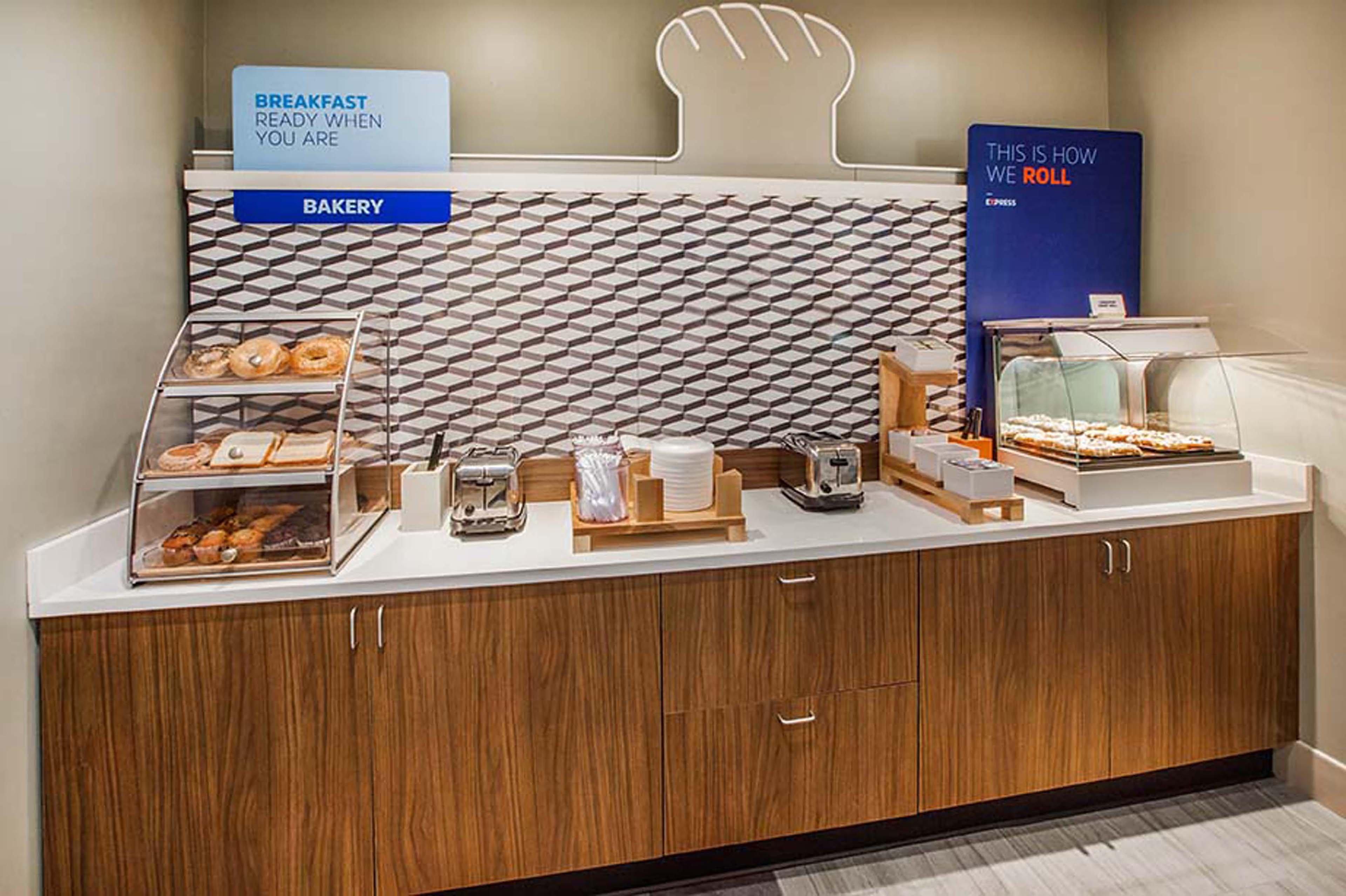 Holiday Inn Express Hotel & Suites Wichita Airport By Ihg Exterior foto