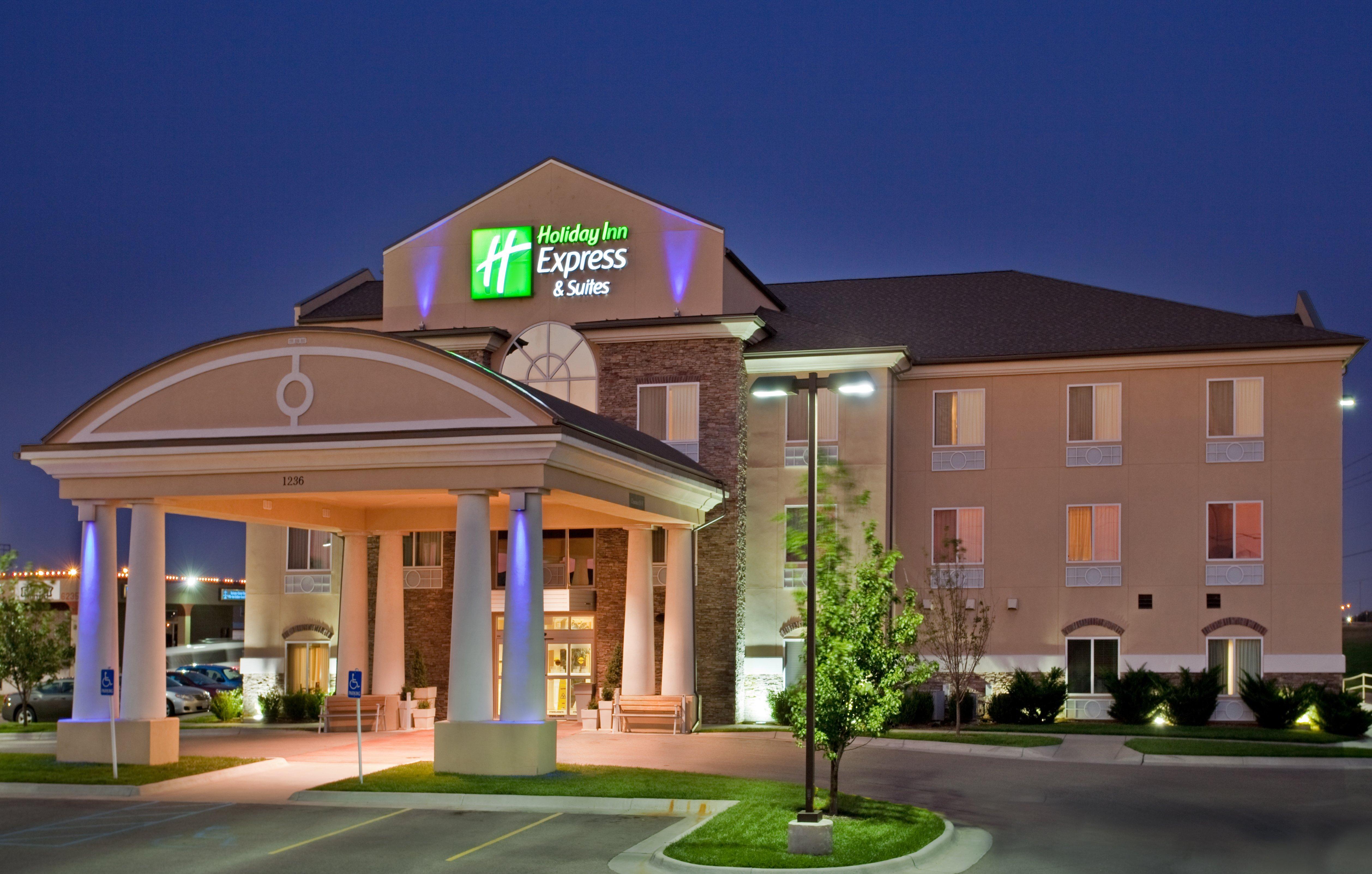 Holiday Inn Express Hotel & Suites Wichita Airport By Ihg Exterior foto