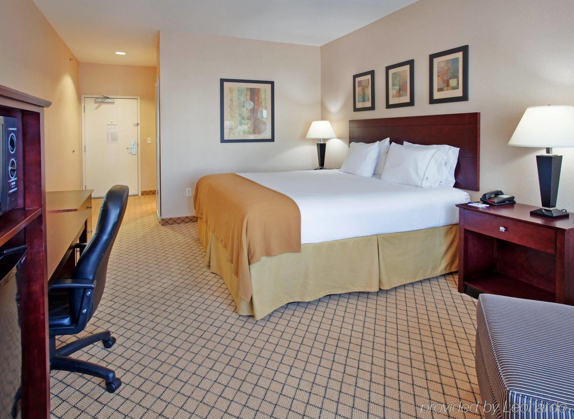 Holiday Inn Express Hotel & Suites Wichita Airport By Ihg Exterior foto